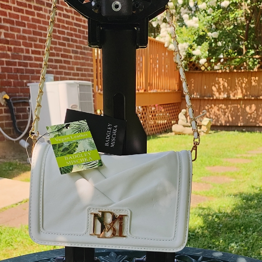 Badgley Mischka White Crossbody Bag with Modern Design